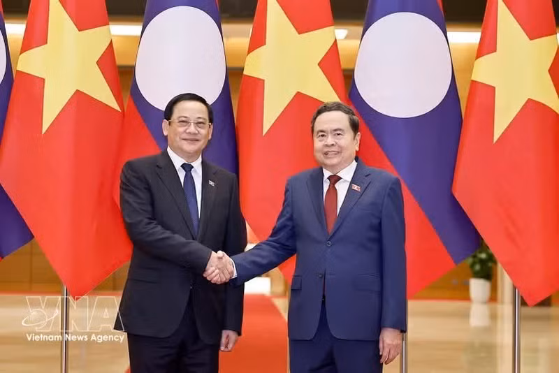 Le président de l'Assemblée nationale du Vietnam, Tran Thanh Man (droite), et le Premier ministre lao, Sonexay Siphandone. Photo : VNA.