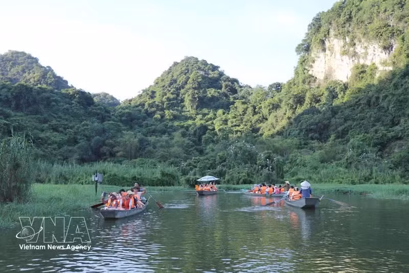Des visiteurs découvrent le parc ornithologique de Thung Nham, dans le quartier de Nam Hoa Lu, province de Ninh Binh. Photo : VNA.