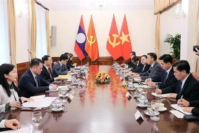 Entretien entre le vice-Premier ministre et ministre des Affaires étrangères du Vietnam, Bui Thanh Son et le président par intérim de la Commission des relations extérieures du Comité central du PPRL, Bounleua Phandanouvong. Photo : VNA.
