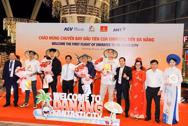 Le comité d'organisation a offert des fleurs pour féliciter les premiers passagers arrivés à Da Nang par un vol d'Emirates. Photo : baovanhoa.