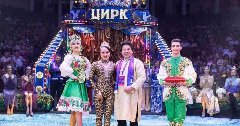 Tong Toan Thang (2e à partir de la droite), Artiste du Peuple, directeur de la Fédération vietnamienne du cirque et membre du jury, remet la médaille de bronze à l'artiste Luu Thi Huong (2 à partir de la gauche). Photo : Fédération vietnamienne du cirque.