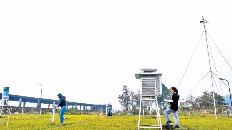 Collecte des données à la station météorologique et hydrologique de Sa Pa, province de Lao Cai. Photo : NDEL.