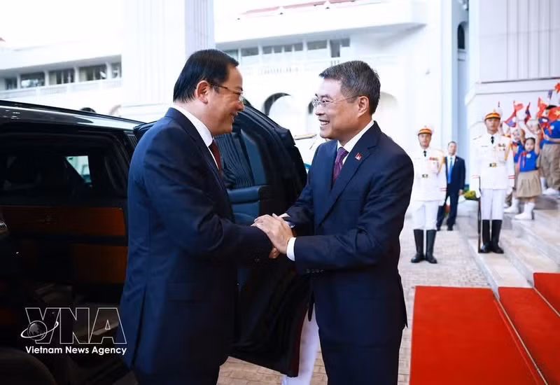 Le Premier ministre Le Minh Hung (droite) et son homologue lao Sonexay Siphandone. Photo : VNA.