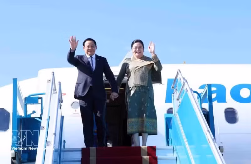 Le Premier ministre lao, Sonexay Siphandone, et son épouse arrivent le 7 juin à Hanoï pour une visite officielle au Vietnam et pour prendre part au 3e Forum de l’Avenir de l’ASEAN (AFF) 2026. Photo : VNA.