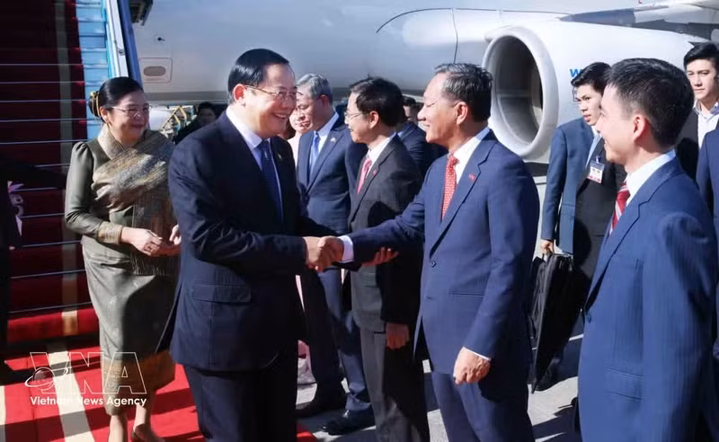 Le Premier ministre lao, Sonexay Siphandone, et son épouse, à l'aéroport international de Noi Bai, à Hanoi. Photo : VNA.