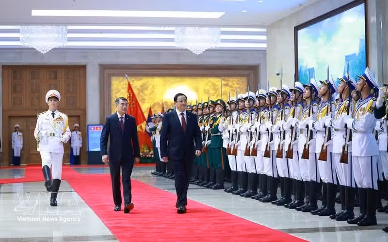 Dans l’après-midi du 7 juin, au siège du gouvernement, le Premier ministre Le Minh Hung a présidé la cérémonie d’accueil officielle en l’honneur de son homologue lao Sonexay Siphandone. Photo : VNA.