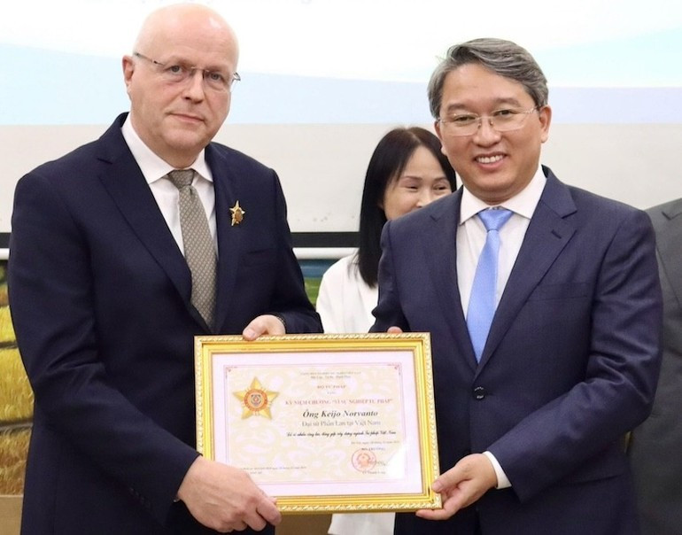 Le ministre de la Justice du Vietnam, Nguyen Hai Ninh (à droite), a remis l’Insigne « Pour la cause de la justice » à l’ambassadeur de la République de Finlande au Vietnam, Keijo Norvanto. Photo : NDEL.