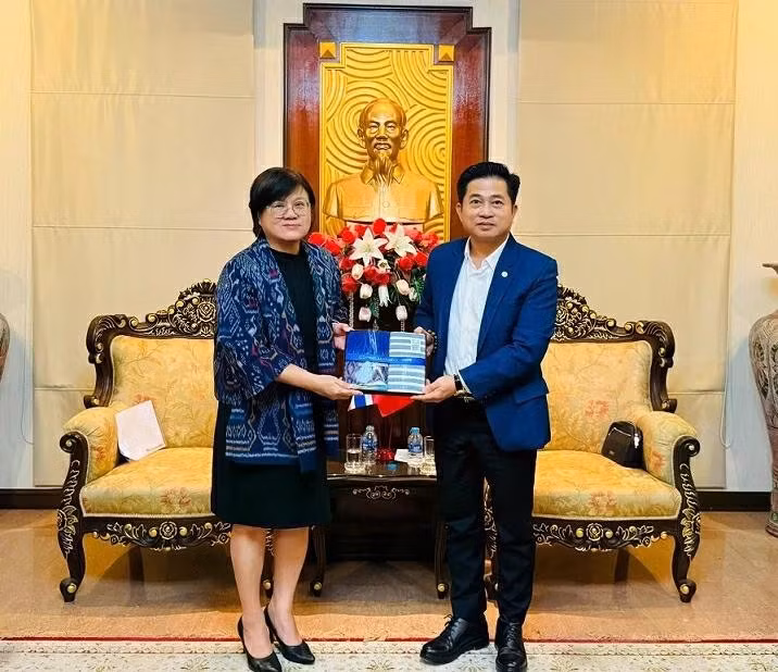 Le consul général Dinh Hoang Linh et Khanisara Thanyasunthornsakun, rectrice de l’Université royale d’Udon Thani. Photo : baoquocte.