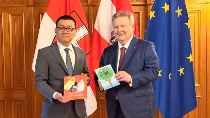 L'ambassadeur Vu Le Thai Hoang offre au maire Michael Ludwig un exemplaire de la traduction vietnamienne de l'ouvrage de littérature jeunesse La Grand-mère dans le pommier, de l'écrivaine autrichienne Mira Lobe.