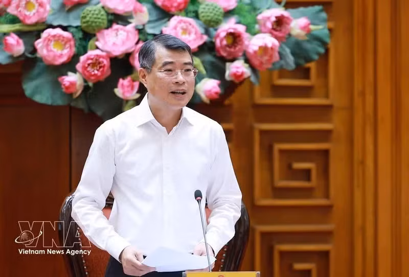 Le Premier ministre Le Minh Hung s'exprime lors de la réunion. Photo : VNA.