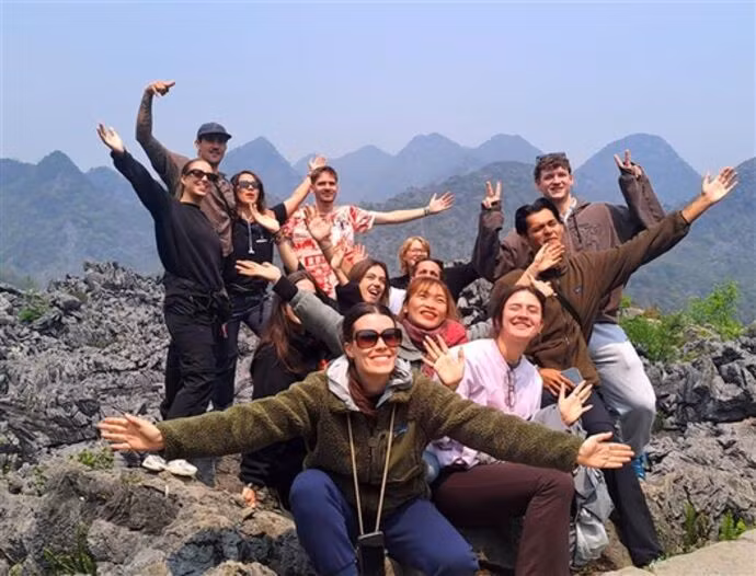 Touristes étrangers découvrant une région montagneuse du Nord-Ouest. Photo : VNA.
