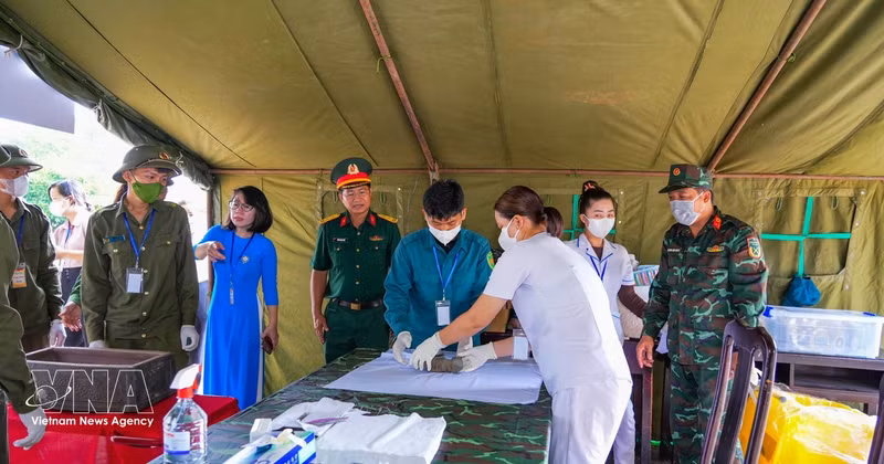 Le personnel médical et les experts concernés coordonnent leurs efforts pour finaliser les dossiers et conserver les échantillons d’identification ADN conformément aux procédures, contribuant ainsi à rendre aux martyrs leur nom et leur lieu d’origine. Photo : VNA.