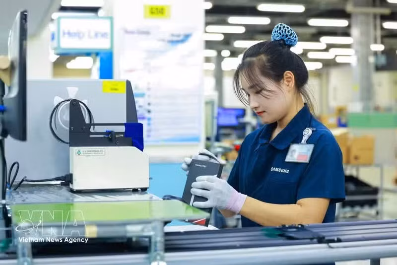 Assemblage de smartphones à la SARL Samsung Electronic Vietnam, dans le parc industriel de Yen Binh. Photo : VNA.