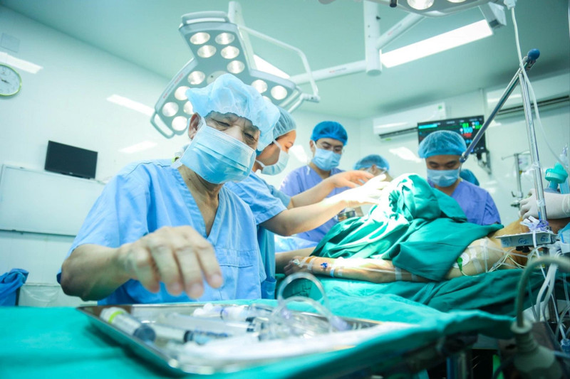 L'équipe réalisant la transplantation multiorganes domino à l'hôpital Viet Duc le 13 mars 2026. Photo fournie par l'hôpital.