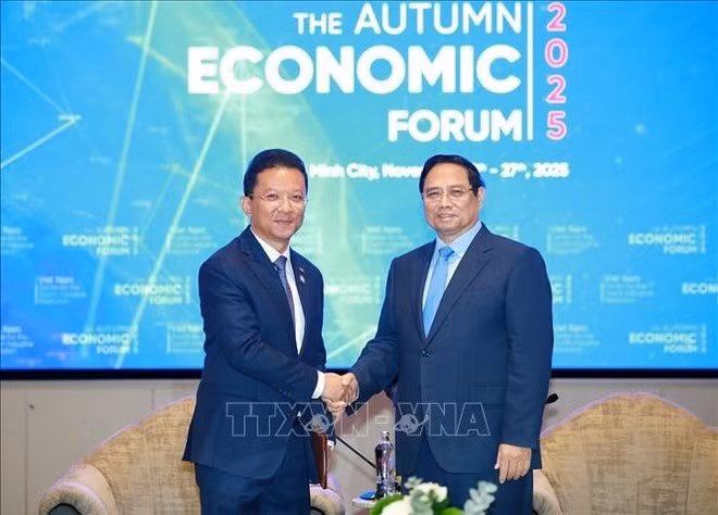 Le Premier ministre Pham Minh Chinh (droite) et le ministre cambodgien de l’Industrie, de la Science, de la Technologie et de l’Innovation, Hem Vanndy. Photo : VNA.