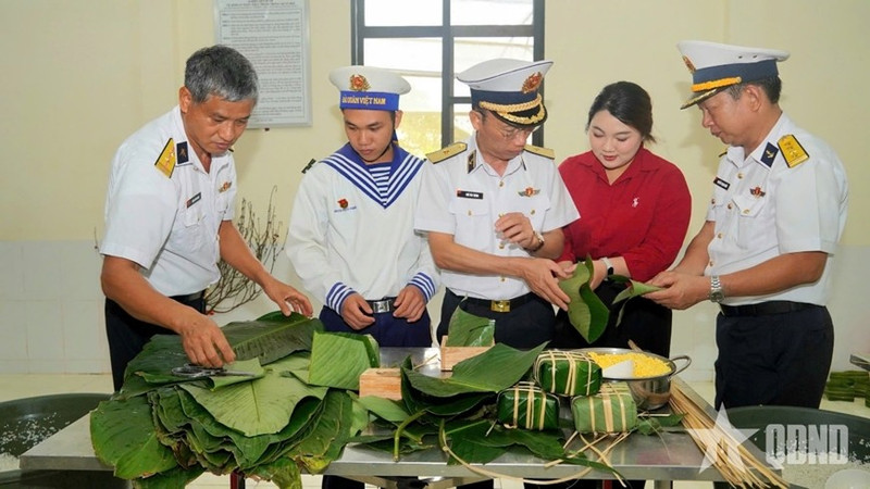 Les membres de la délégation, les cadres et les soldats participent à la préparation des banh chung. Photo : QĐND.