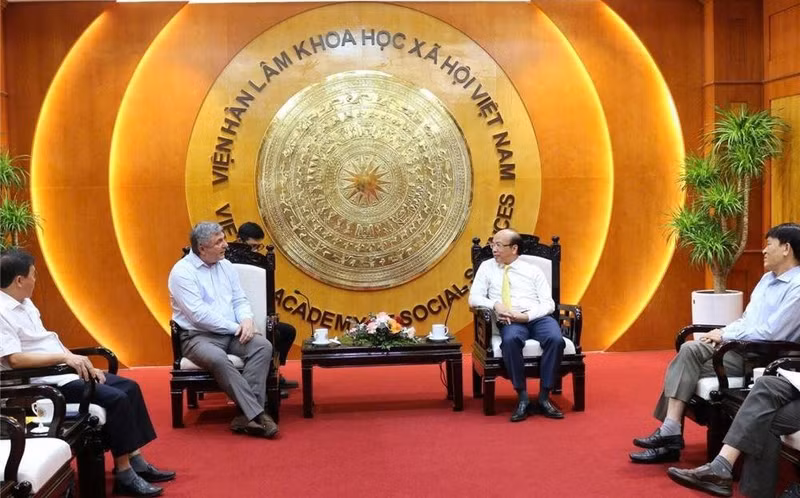 Dr Phan Chi Hieu (droite) et Vyacheslav Kalganov à Hanoi. Photo : VASS.