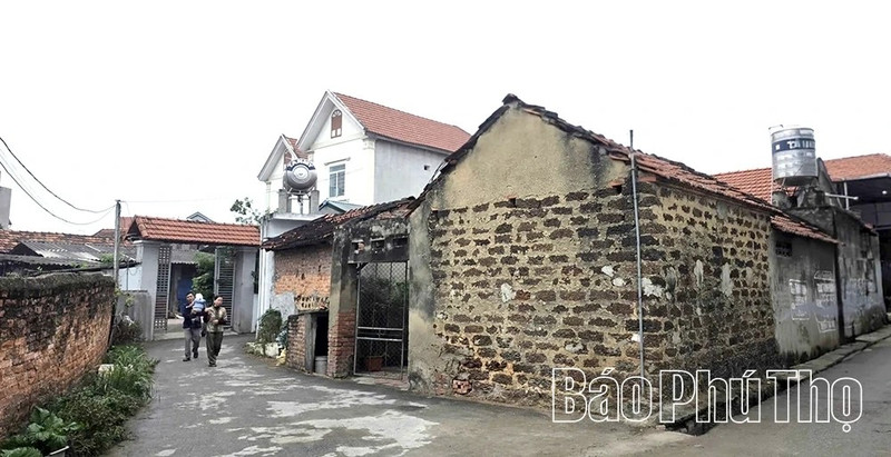 La beauté paisible du village de Thich Chung, avec ses ruelles étroites et sinueuses cernées de murs rugueux de latérite d’un brun doré, a résisté à l’épreuve du temps. Photo : baophutho.