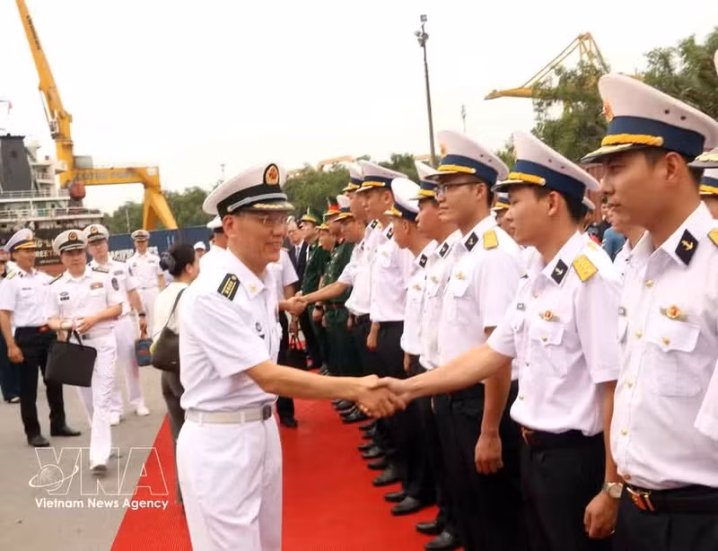 Les officiers et les soldats de l'Armée populaire du Vietnam accueillent le groupe de commandement de l'escadre du navire 83. Photo : VNA.