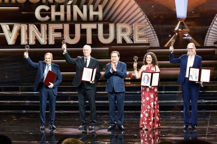 Le président de l’AN, Tran Thanh Man (au centre), remet le Grand Prix VinFuture aux lauréats. Photo : VNA.