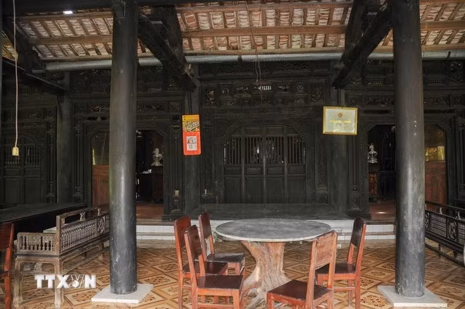 Les anciennes maisons de Dong Hoa Hiep conservent encore de nombreux objets anciens de grande valeur. Photo : VNA.