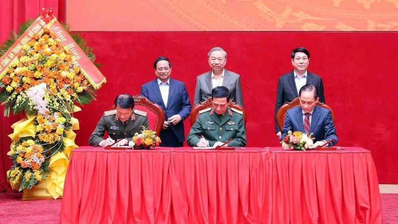 Lors de la signature du Règlement de coordination entre le ministère de la Sécurité publique, le ministère de la Défense et le ministère des Affaires étrangères. Photo : NDEL.