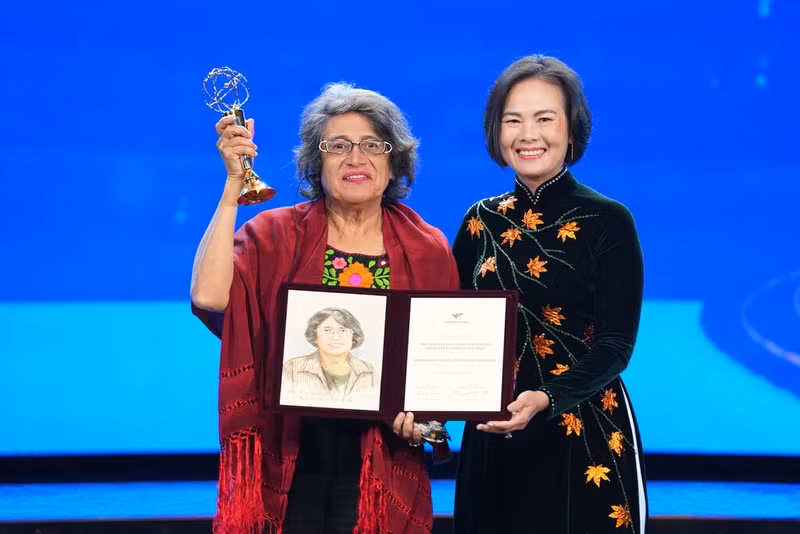 La Professeure méxicaine María Esperanza Martínez‑Romero (gauche) reçoit le Prix Spécial destiné aux innovateurs des pays en développement. Photo : VinFuture.