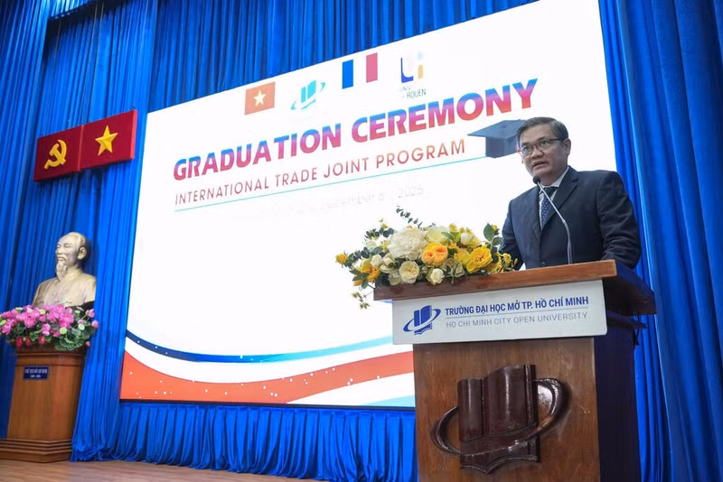 Le Profeseur Nguyen Minh Ha, recteur de l'Université ouverte prend la parole lors de la cérémonie.