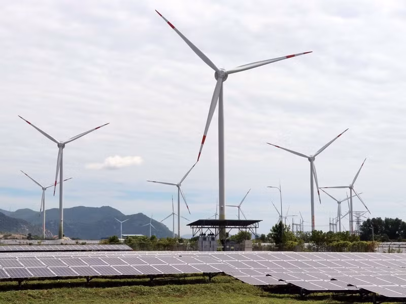 Complexe éolien combiné à l'énergie solaire dans la commune de Thuan Bac, province de Khanh Hoa (Centre). Photo : VNA.