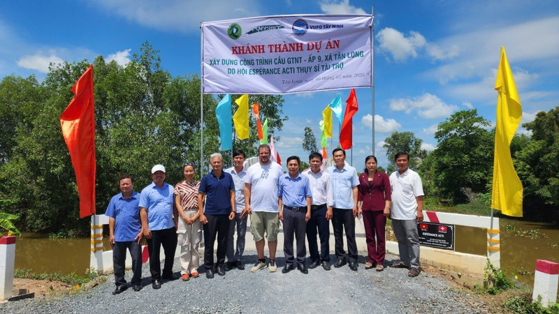 Cérémonie d’inauguration d’un pont rural dans le hameau 9 (commune de Tan Long). Photo : baotayninh.