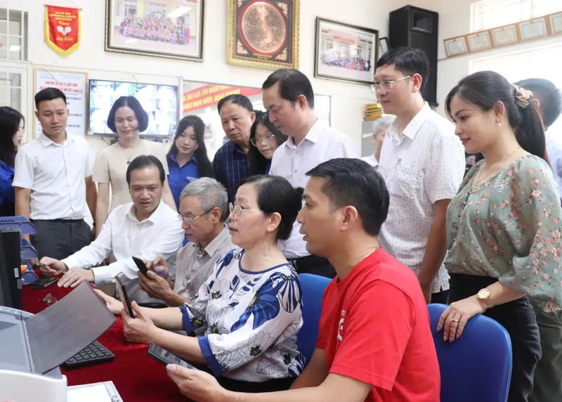 De nombreuses personnes âgées, autrefois peu à l’aise avec les smartphones, savent désormais ouvrir des applications, déposer des dossiers en ligne et rechercher les informations nécessaires. Photo : KTĐT.