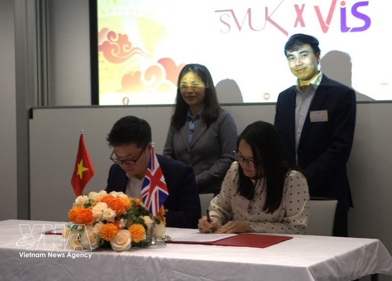Un protocole d’accord a été signé entre l’Association des étudiants vietnamiens au Royaume-Uni et l’Association des intellectuels vietnamiens au Royaume-Uni et en Irlande. Photo : VNA.