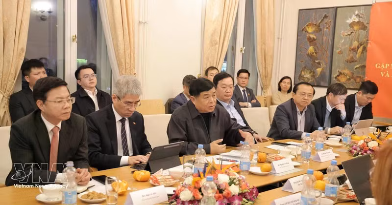 Le vice-Premier ministre Nguyen Chi Dung (3e à partir de la gauche), prend la parole. Photo : VNA.
