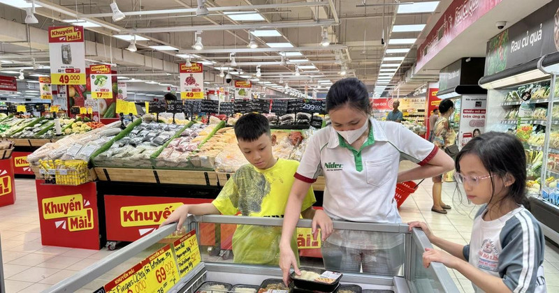 À Hô Chi Minh-Ville, les supermarchés renforcent les promotions et les programmes de stabilisation des prix. Photo : VNA.