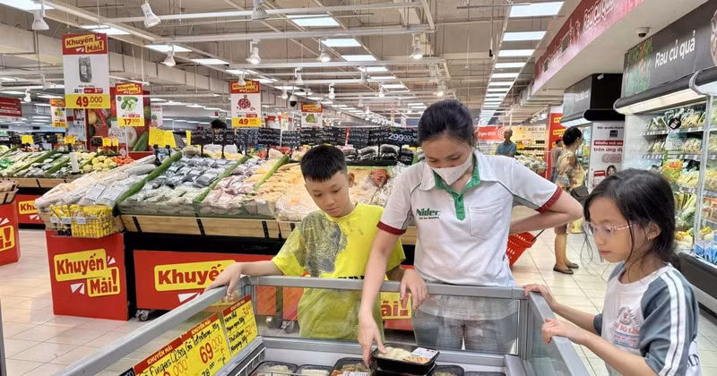 À Hô Chi Minh-Ville, les supermarchés renforcent les promotions et les programmes de stabilisation des prix. Photo : VNA.
