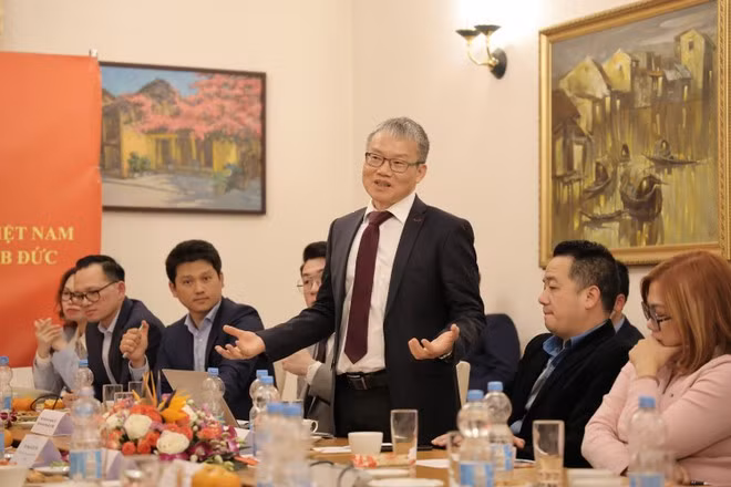 Le professeur et docteur Nguyen Xuan Thinh, de l’Université technique de Dortmund, également président du VGI en Allemagne, s'exprime lors de l'événement. Photo : VNA.