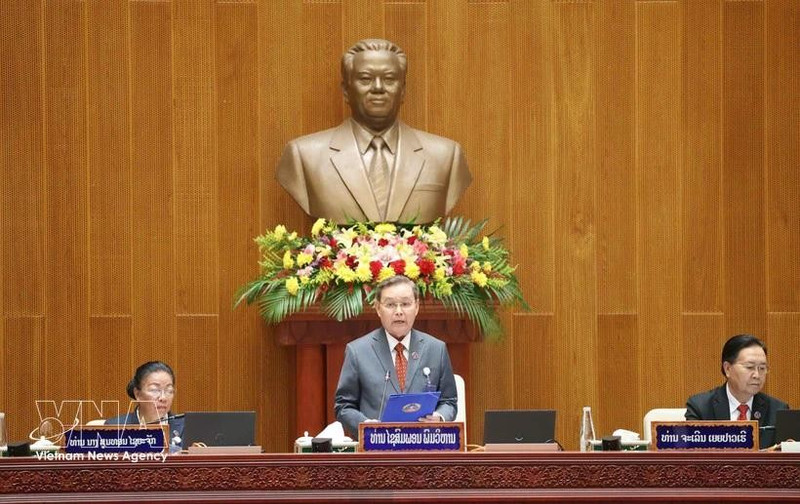 Xaysomphon Phomvihane, membre du Politburo et président de la 9e Assemblée nationale du Laos, prononce le discours d'ouverture de la session. Photo : VNA.