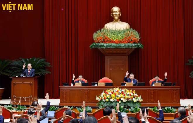 Le secrétaire général To Lam et les délégués votent l'ordre du jour du 2e Plénum du Comité central du Parti. Photo : VNA.