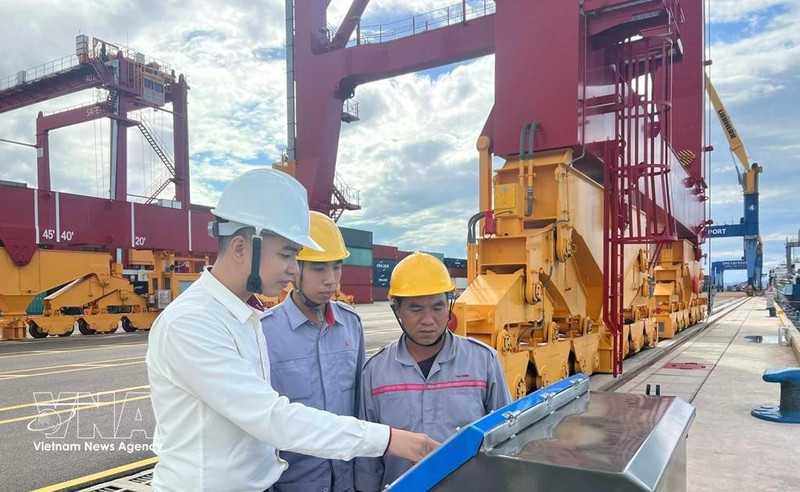 Installation et mise en service d’un système d’observation des navires à l’accostage au port de Chu Lai. Photo : VNA.