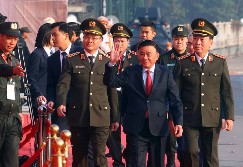 Tran Cam Tu, membre du Bureau politique, permanent du Secrétariat du Parti (au milieu) à la cérémonie de déploiement des forces afin d’assurer la sécurité absolue du XIVᵉ Congrès national du Parti. Photo : VNA.