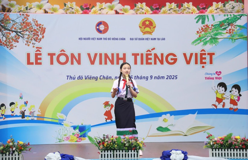 Vila Xaynhavong, élève de la classe 8A de l'école bilingue lao-vietnamienne Nguyen Du, participe à un concours sur le thème «Les tunnels de Vinh Moc-Quang Tri, où la vie est immortelle». Photo : VNA.