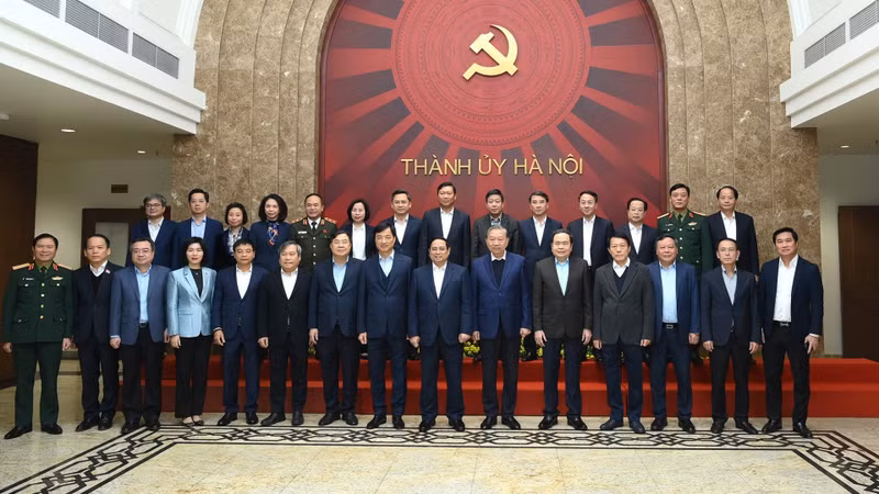 Le secrétaire général To Lam, aux côtés des dirigeants du Parti et de l’État ainsi que des délégués, lors de la séance de travail.