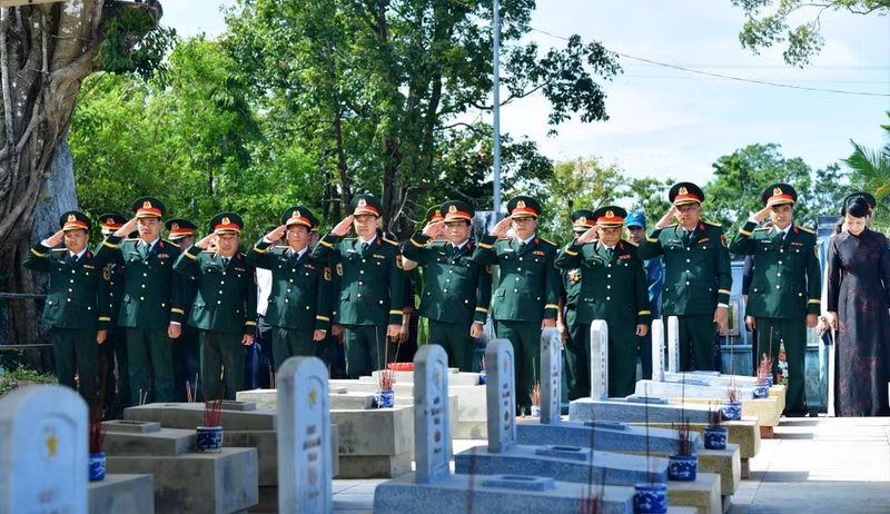 Une minute de silence en hommage aux martyrs. Photo : NDEL.