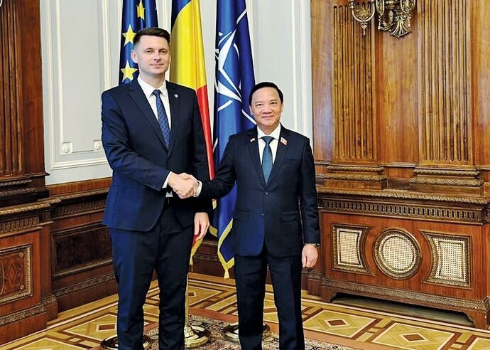 Le vice-président de l’Assemblée nationale du Vietnam, Nguyen Khac Dinh (droite), a rencontré le 9 septembre le président du Sénat de la Roumanie, Mircea Abrudean. Photo : VNA.