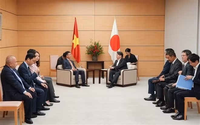 Le vice-Premier ministre Le Thanh Long et le secrétaire général du Cabinet, Hayashi Yoshimasa. Photo : VNA.