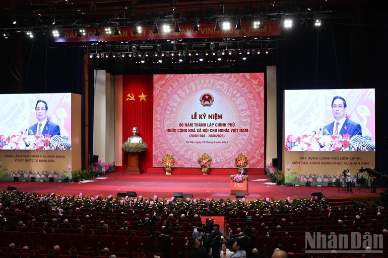 Le gouvernement vietnamien a organisé, le matin du 20 août, une cérémonie solennelle célébrant le 80e anniversaire de sa fondation (28 août 1945-28 août 2025). Photo : NDEL.