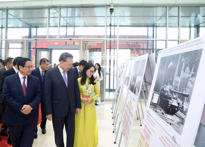 Le secrétaire général To Lam et le Premier ministre Pham Minh Chinh visite l'exposition « Sous le drapeau du Parti, 80 ans du gouvernement au service de la Patrie et du peuple ». Photo : VNA.