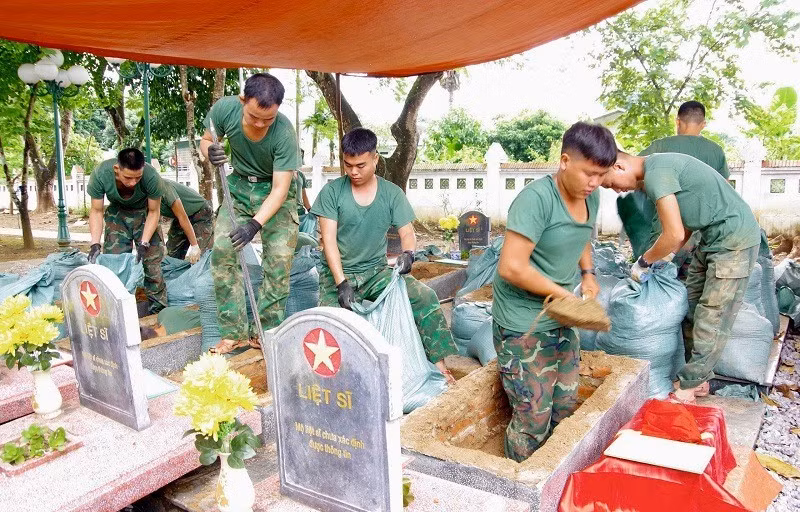 Les soldats du Commandement militaire de la province de Dien Bien redoublent d’efforts pour « courir contre la montre » dans les opérations d’exhumation des sépultures et de prélèvement d’échantillons de restes menées dans le cadre de la campagne des « 500 jours et nuits ». Photo : NDEL.