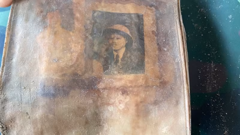 Une photographie découverte à l’intérieur du portefeuille. Photo : NDEL.