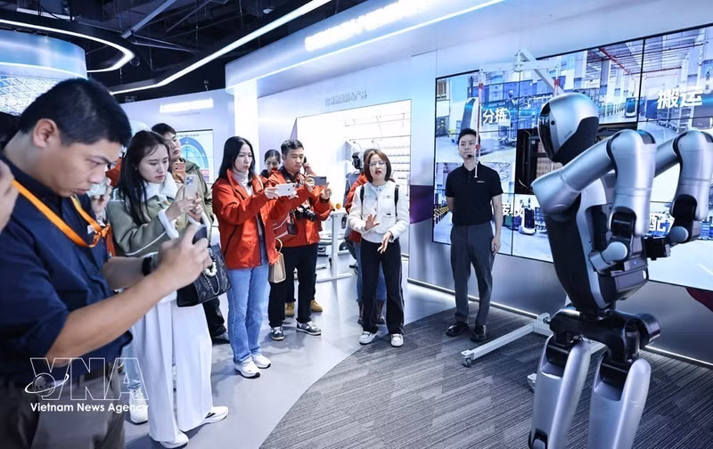 Des visiteurs explorent UBTECH, une entreprise spécialisée dans la recherche et le développement de robots humanoïdes. Photo : VNA.
